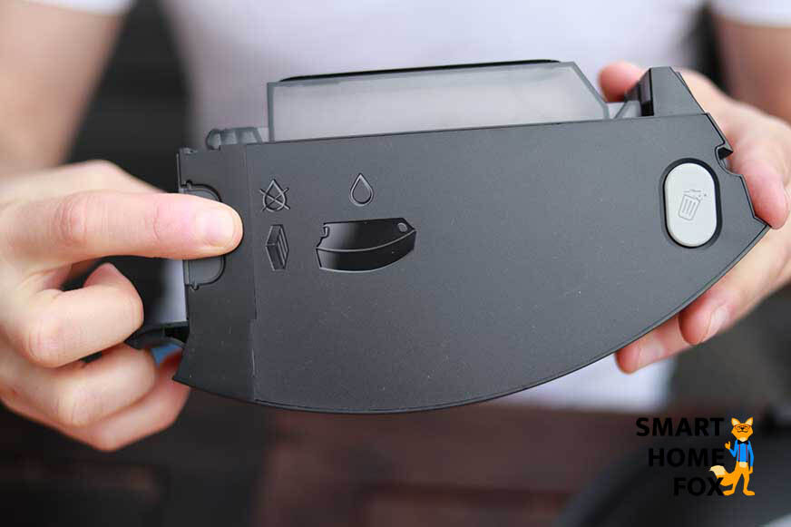 Abbildung auf dem Schmutzbehälter welche zeigt, dass der Schmutzbehälter ausgewaschen und der HEPA-Filter nicht mit Wasser gereinigt werden darf.